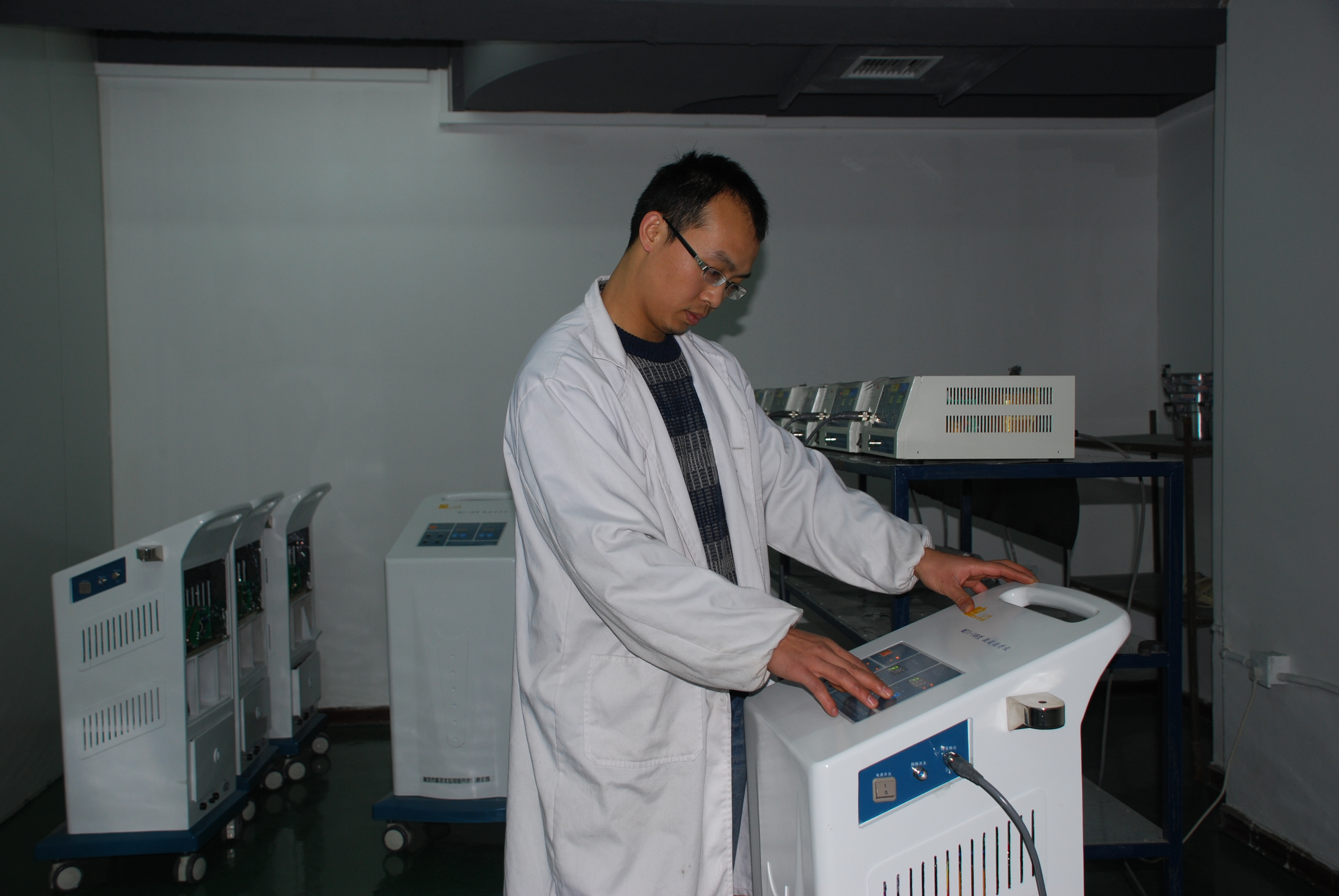 技术人员正在进行相关试验