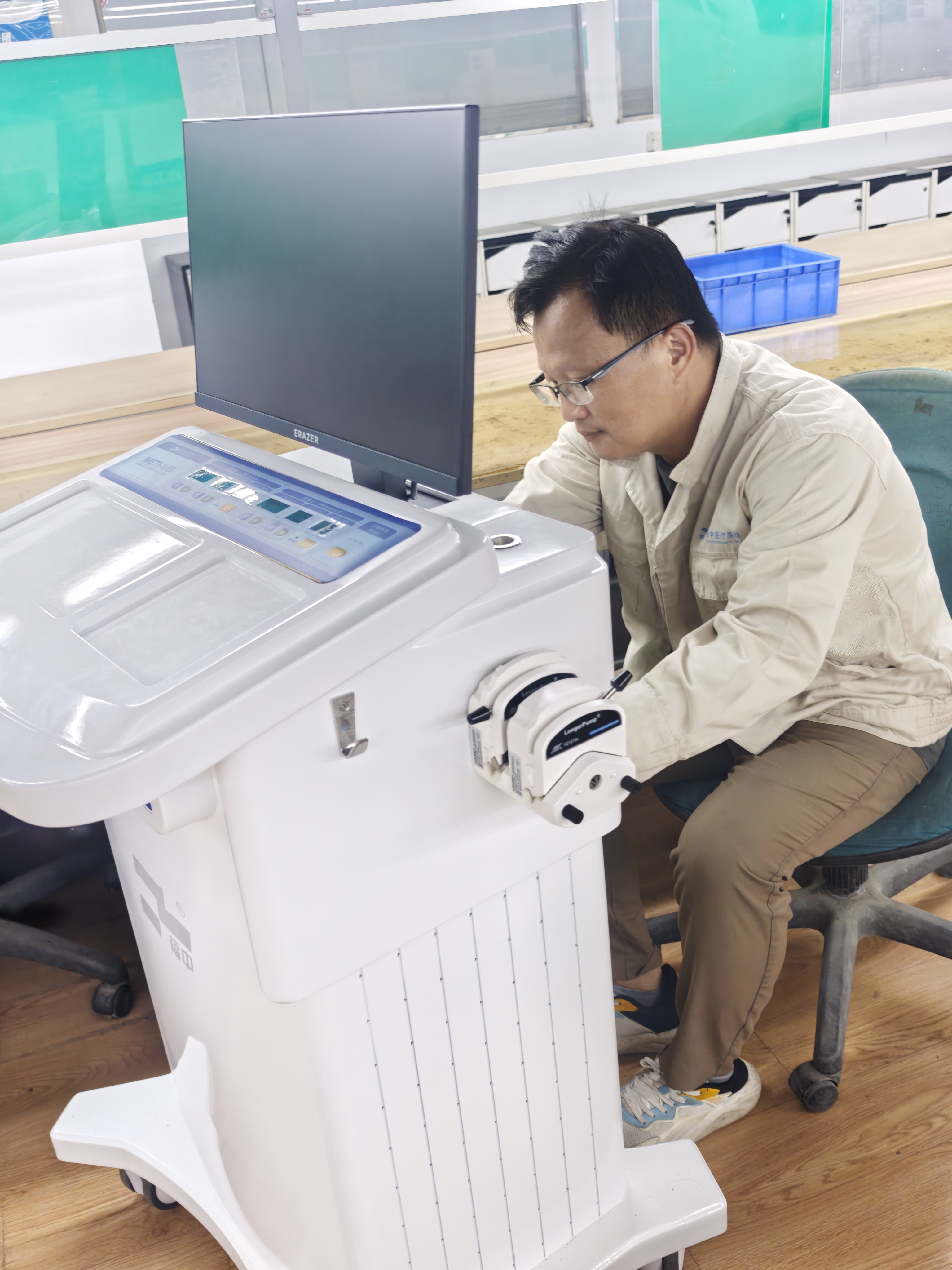 公司生产车间-忙碌中的员工