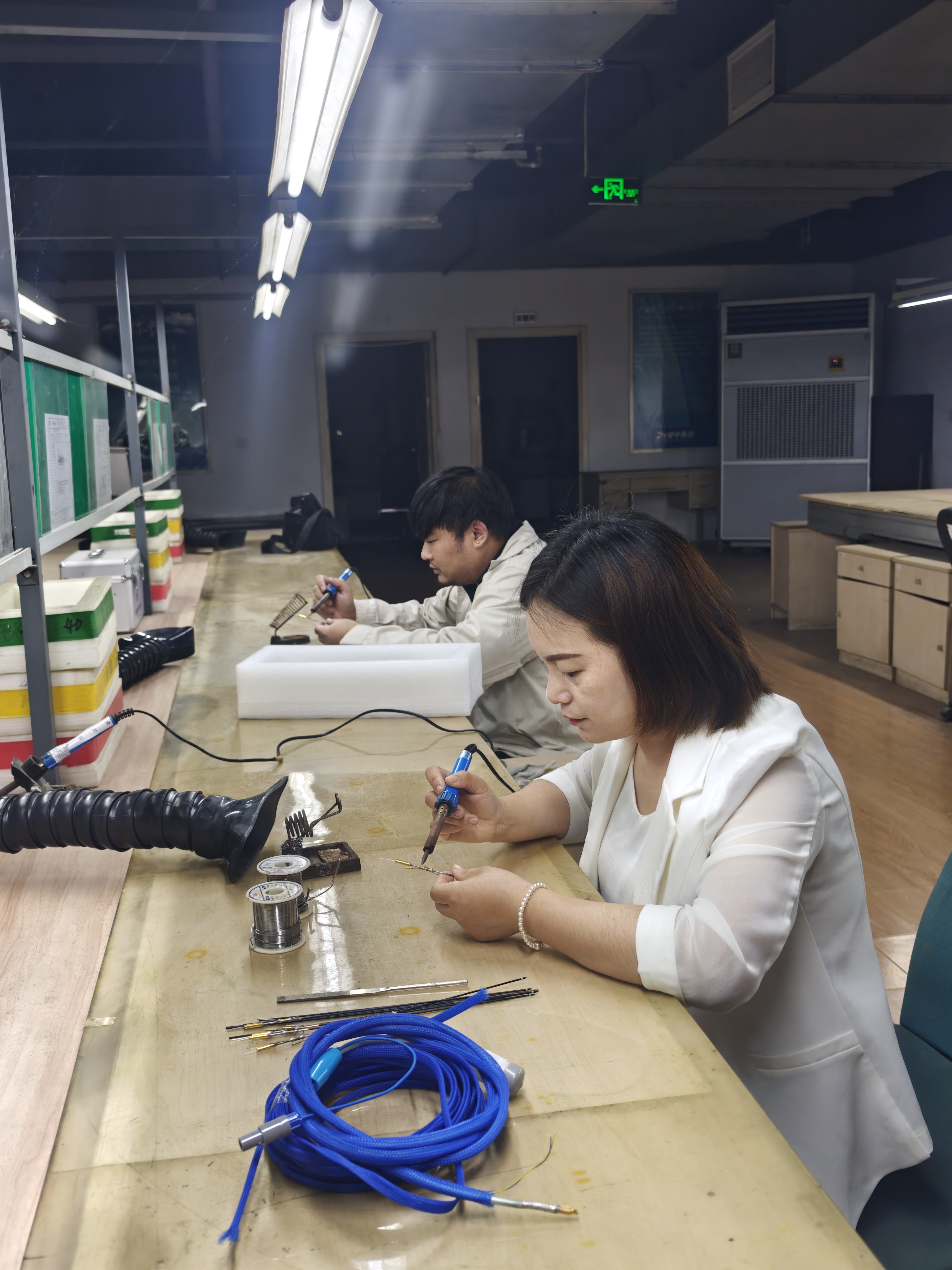 公司生产车间-忙碌中的员工