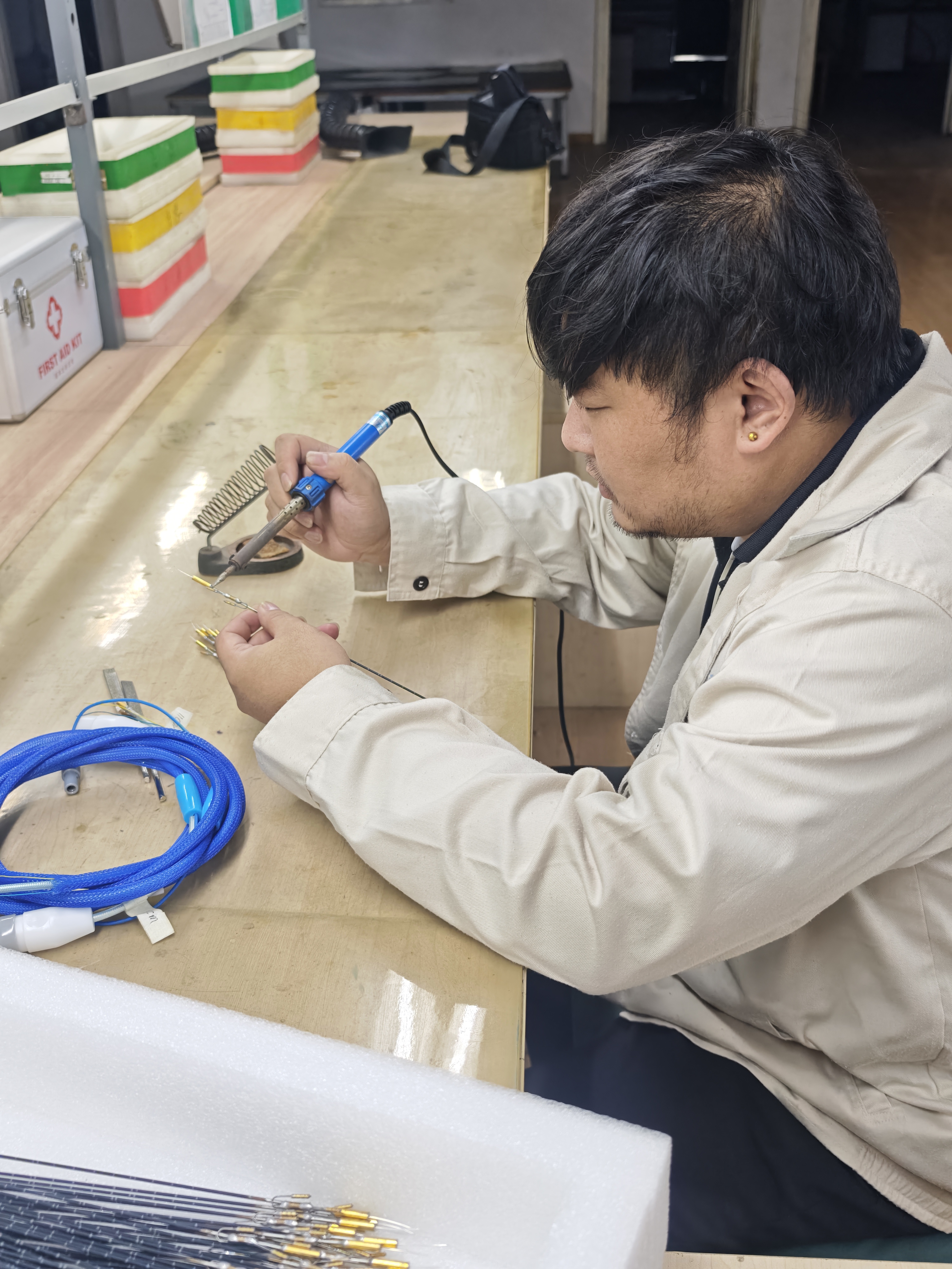 公司生产车间-忙碌中的员工